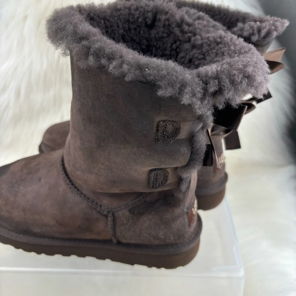 UGG WINTER DOBLE BOWS BOOTS SIZE 8 WOMAN